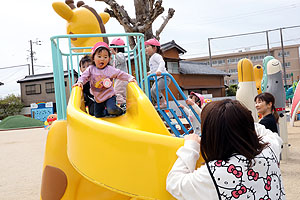 園庭の遊具でいっぱい遊びました　ひよこ