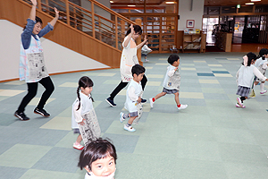 新聞紙を使って楽しい遊び　　きりん