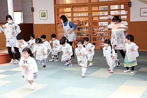 新聞紙を使って楽しい遊び　　きりん