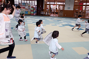 新聞紙を使って楽しい遊び　　きりん