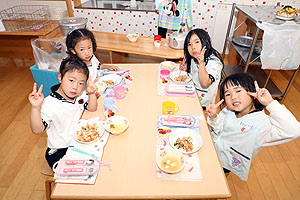 ランチルームでお給食を食べました　さくら・Ｃ