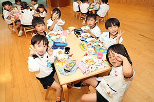 ランチルームでお給食を食べました　さくら・Ｃ