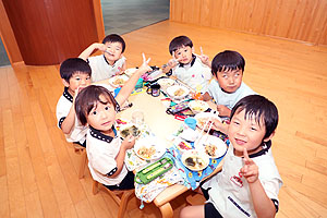 ランチルームでお給食を食べました　さくら・Ｃ
