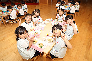 ランチルームでお給食を食べました　さくら・Ｃ