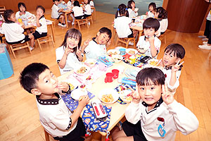 ランチルームでお給食を食べました　さくら・Ｃ