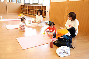 親子ヨガ教室「nicoly」