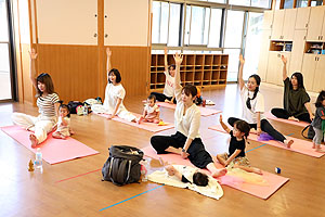 親子ヨガ教室「nicoly」