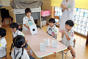科学教室で「空気のパワー」について学びました！　ばら・すみれ
