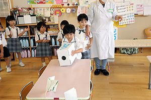 科学教室で「空気のパワー」について学びました！　ばら・すみれ