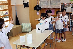 科学教室で「空気のパワー」について学びました！　ばら・すみれ