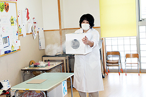 科学教室で「空気のパワー」について学びました！　ひまわり・さくら・たんぽぽ