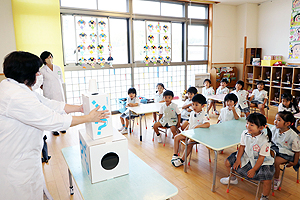 科学教室で「空気のパワー」について学びました！　ひまわり・さくら・たんぽぽ
