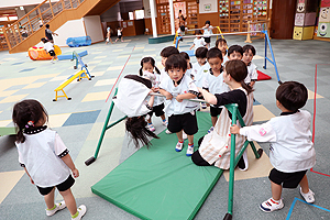 鉄棒　前回りにチャレンジ‼　　ことり