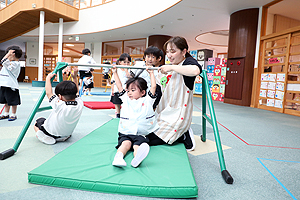 鉄棒　前回りにチャレンジ‼　　ことり