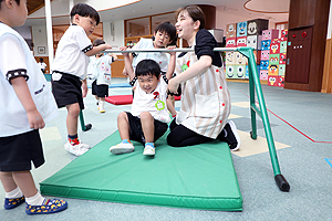 鉄棒　前回りにチャレンジ‼　　ことり