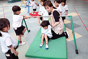 鉄棒　前回りにチャレンジ‼　　ことり
