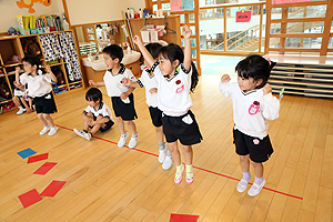 カードめくり競争で大盛り上がり　　ばら