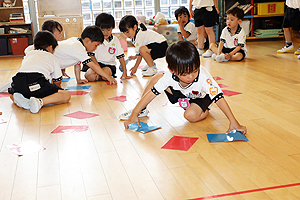 カードめくり競争で大盛り上がり　　ばら