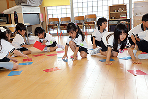 カードめくり競争で大盛り上がり　　ばら