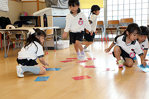 カードめくり競争で大盛り上がり　　ばら