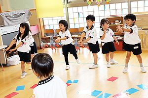 カードめくり競争で大盛り上がり　　ばら