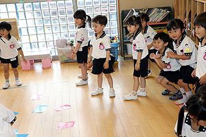 カードめくり競争で大盛り上がり　　ばら