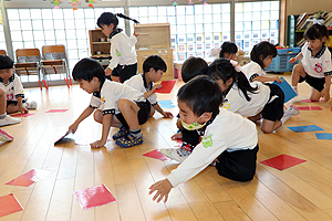 カードめくり競争で大盛り上がり　　ばら