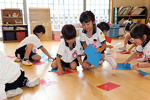 カードめくり競争で大盛り上がり　　ばら