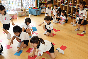 カードめくり競争で大盛り上がり　　ばら