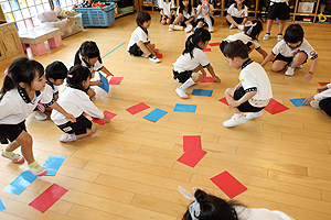 カードめくり競争で大盛り上がり　　ばら