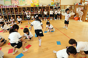 カードめくり競争で大盛り上がり　　ばら