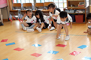 カードめくり競争で大盛り上がり　　ばら