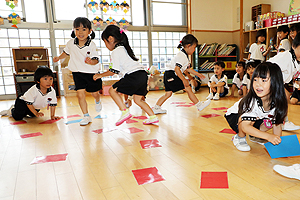 カードめくり競争で大盛り上がり　　ばら