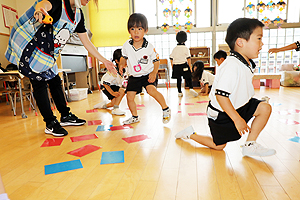 カードめくり競争で大盛り上がり　　ばら