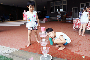 おもいっきり色水遊び　楽しかったね‼　さくら