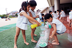 おもいっきり色水遊び　楽しかったね‼　さくら