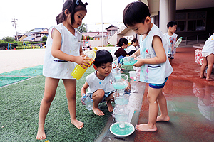 おもいっきり色水遊び　楽しかったね‼　さくら