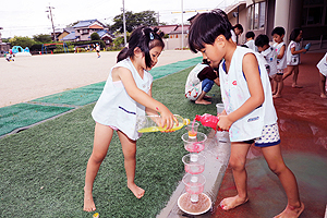 おもいっきり色水遊び　楽しかったね‼　さくら