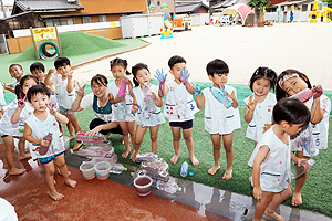 おもいっきり色水遊び　楽しかったね‼　さくら