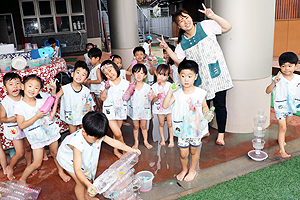 おもいっきり色水遊び　楽しかったね‼　さくら