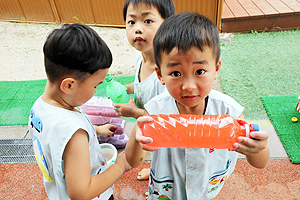 おもいっきり色水遊び　楽しかったね‼　さくら