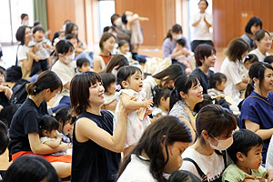 リトルエンゼル 「1歳児の親子の集い」が開かれました　