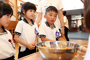 年長お泊り保育１・野菜切り体験