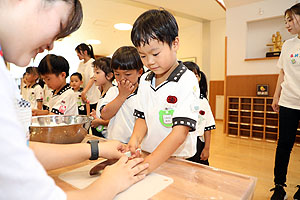 年長お泊り保育１・野菜切り体験