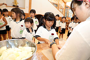 年長お泊り保育１・野菜切り体験