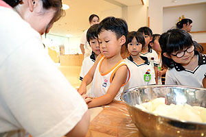 年長お泊り保育１・野菜切り体験