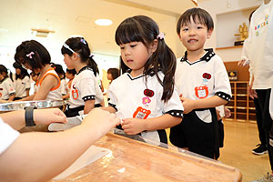 年長お泊り保育１・野菜切り体験