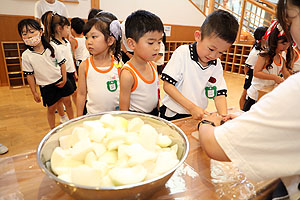 年長お泊り保育１・野菜切り体験