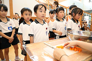 年長お泊り保育１・野菜切り体験