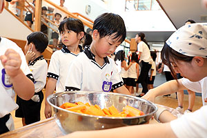 年長お泊り保育１・野菜切り体験